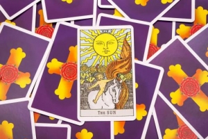 塔罗牌怎么赚钱?揭秘塔罗牌日赚1000的套路,看懂少踩坑